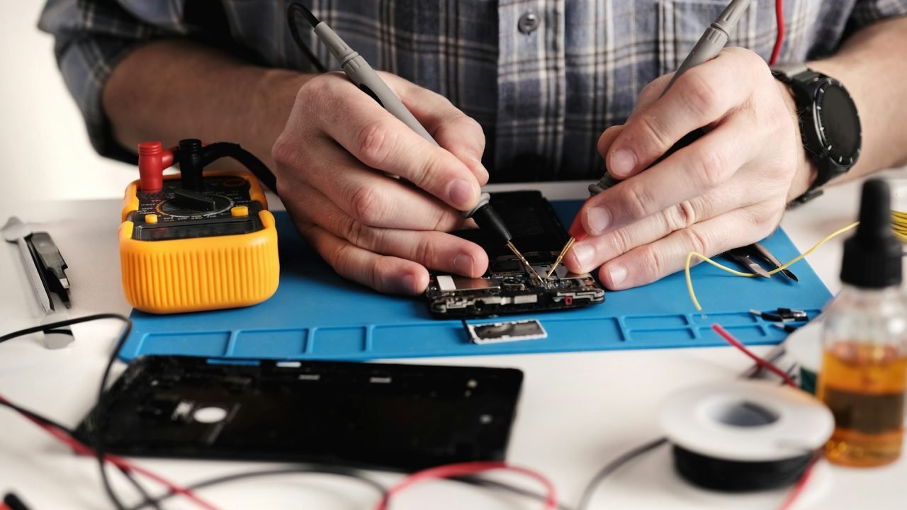 master-in-electronics-repair-service-center-fixing